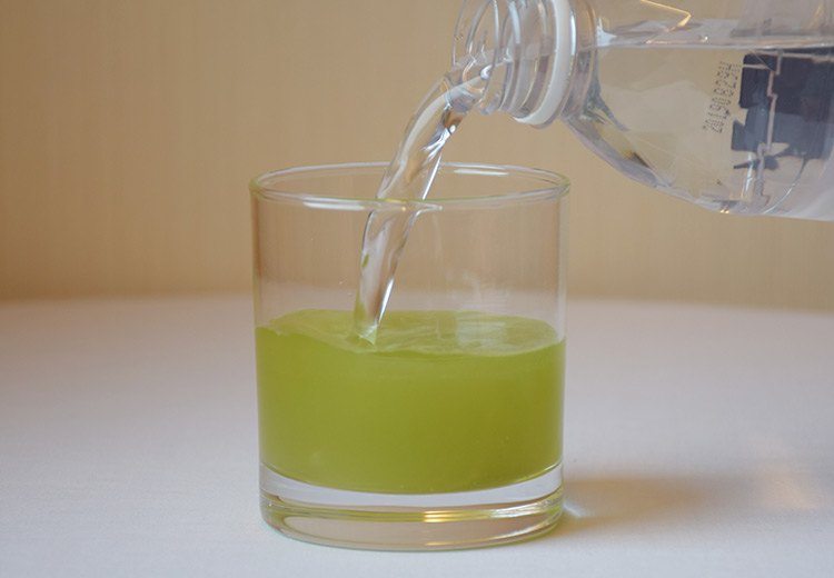 血中中性脂肪が高めの方の緑茶に水を入れて溶かして飲む